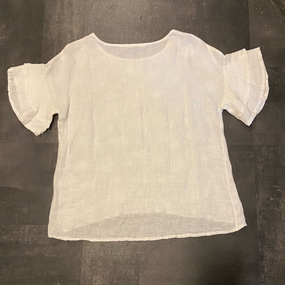 Italian: Valentina Naldi white linen blouse w/ crochet leaves. 21” pit-to-pit.